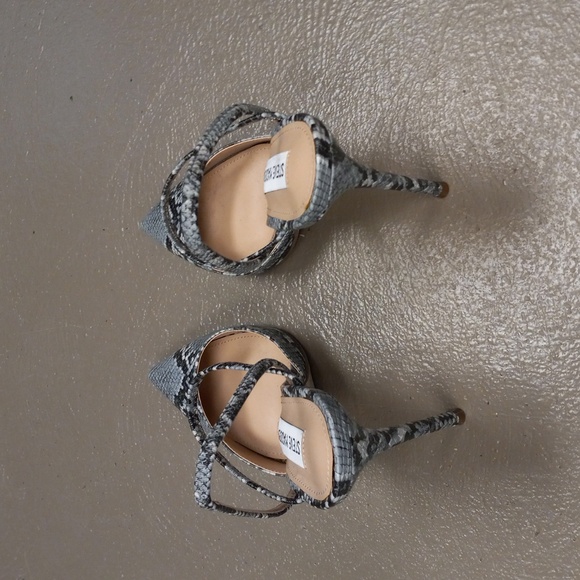 Steve Madden Snake Skin Print, Gray,Black& White Heels - Picture 4 of 10